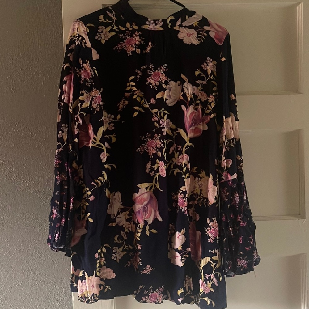 Free people floral dress with flared sleeves 🖤